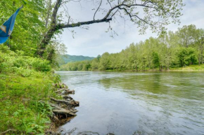Riverfront Shenandoah Getaway with Kayaks and Tubes!